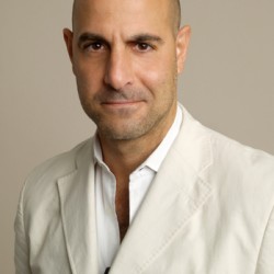 Estreia hoje novo filme com Stanley Tucci, “Um Golpe Perfeito”