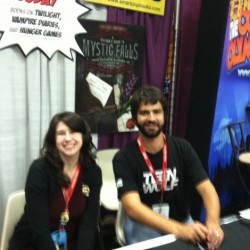 Leah Wilson e Ned Vizzini autografam “The Girl Who Was on Fire” na Comic Con