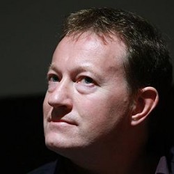 Simon Beaufoy como roteirista de Em Chamas?!