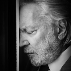 Donald Sutherland participará da série de TV “Crossing Lines”