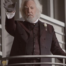 Capitol Couture nos mostra o perfil do Presidente Snow