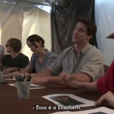 Sessão de autógrafos no Distrito 12 – Extras do DVD