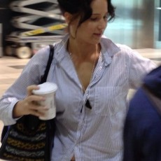 Jennifer Lawrence é vista de cabelos escuros no aeroporto de Toronto!