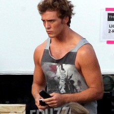 Primeiras fotos de Josh Hutcherson e Sam Claflin nos bastidores de “Em Chamas”!