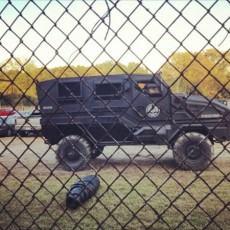 Tributos voltam para as filmagens e carro da Capital é flagrado nos sets de “Em Chamas”!