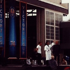 Foto dos sets de “Em Chamas” mostra Jennifer, Josh e Woody Harrelson sob o palco do Tour da Vitória!