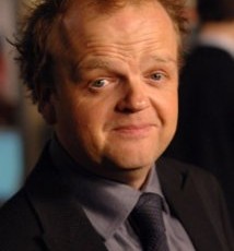 Toby Jones (Claudius Templesmith) elogia roteiro de “Em Chamas” e mais em nova entrevista
