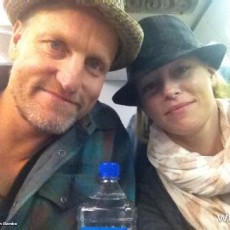 Elizabeth Banks posta foto com Woody Harrelson