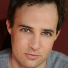 Danny Strong comenta roteiro de “A Esperança” com Entertainment Weekly!