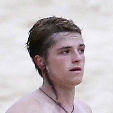 Josh Hutcherson é visto com sangue falso no pescoço em Maui!