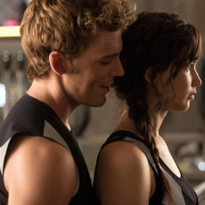 Cena deletada de “Em Chamas” mostra Finnick ensinando Katniss a fazer nó