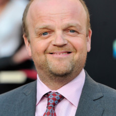 Toby Jones (Claudius Templesmith) fala sobre “Em Chamas”