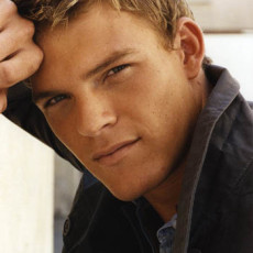 Alan Ritchson (Gloss, do Distrito 1) é escolhido como Rafael em “Tartarugas Ninjas”