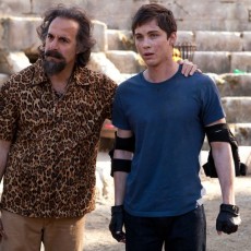 Stanley Tucci e Leven Rambin em fotos de “Percy Jackson e o Mar de Monstros”