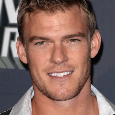 Alan Ritchson (Gloss) fala como Sam Claflin quebrou a mão no set de “Em Chamas”