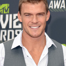 Alan Ritchson comenta sobre sua experiência em “Em Chamas”