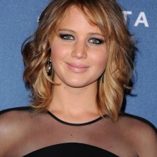 Jennifer Lawrence apresenta prêmio no GLAAD Media Awards