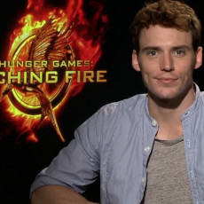 Sam Claflin agradece em vídeo pelas 10 milhões de curtidas no Facebook oficial de “Jogos Vorazes”