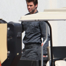 [FOTOS] Liam Hemsworth (Gale) usando o uniforme do Distrito 13 em “A Esperança”