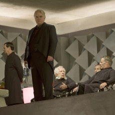 Nova foto de “Em Chamas” mostra um Plutarch Heavensbee preocupado