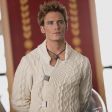 Nova imagem de “Em Chamas” mostra Finnick Odair durante a Colheita do Distrito 4