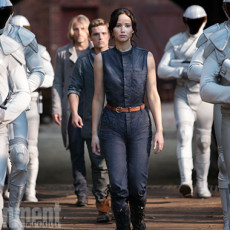 Katniss, Peeta, Haymitch e Johanna em três novas fotos de Em Chamas!
