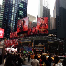 Peeta e Finnick estampam novos pôsteres de “Jogos Vorazes: Em Chamas” divulgados na Times Square