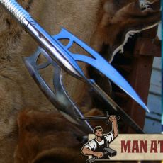 Man At Arms recria o tridente de Finnick Odair em “Em Chamas”