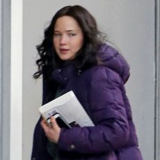 [FOTOS] Jennifer Lawrence, Julianne Moore e Liam Hemsworth caracterizados nos sets de “A Esperança”