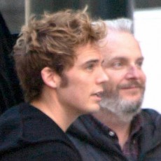 Liam Hemsworth, Sam Claflin e Francis Lawrence são vistos nos sets de “A Esperança”