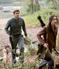 Katniss Everdeen e Gale Hawthorne no Distrito 12 em A Esperança: Parte 1